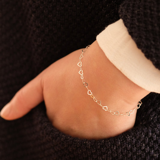 Silbernes Armband aus kleinen Herzen. Tragebeispiel.