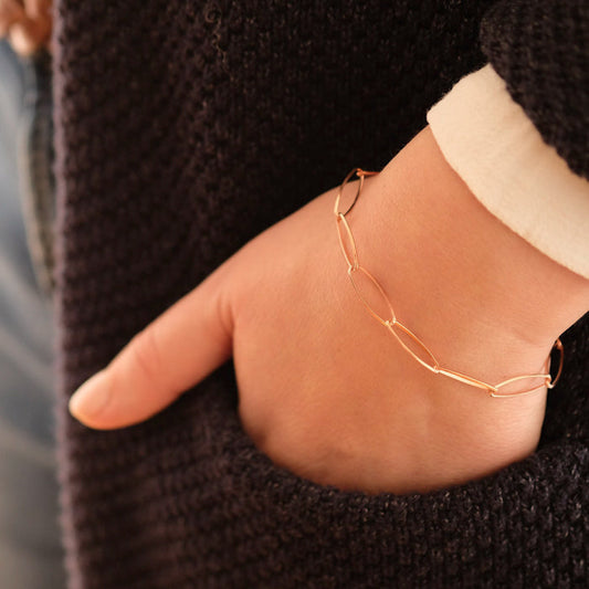 Tragebeispiel Armband aus rotvergoldeten ovalen Gliedern.