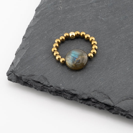 Ring aus goldenen Kugeln und großem Labradorit.
