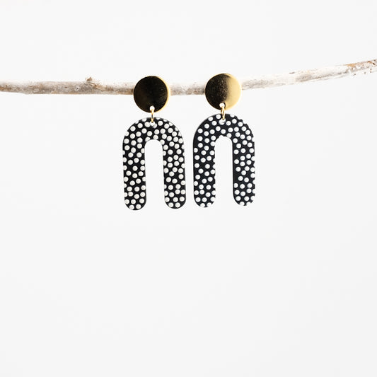 Ohrringe DOT, schwarze Bögen mit weißen Punkten und goldenem Stecker