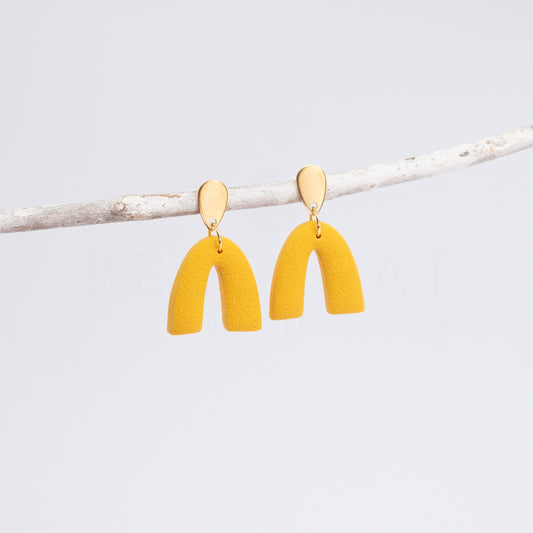 Ohrringe, 2,5 cm lang, an Zweig hängend. Gelb und goldene Ohrstecker.