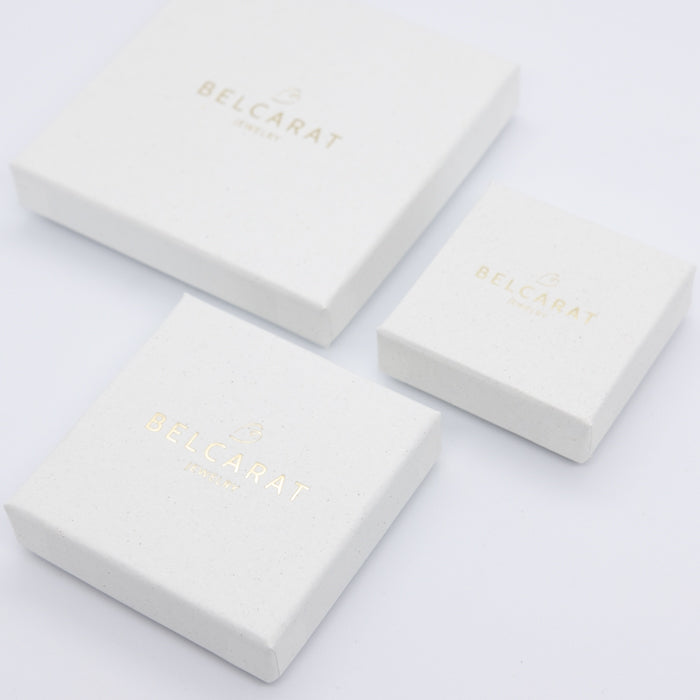 Weiße Schmuckverpackungen mit BELCARAT Schrift in Gold.  Drei Formate nebeneinander gelegt.