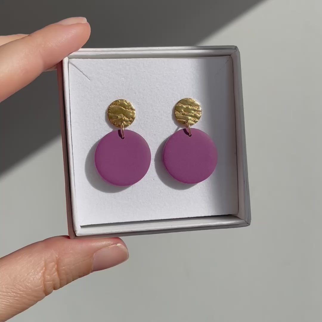 Statement Ohrringe aus Polymer Clay mit gehämmertem Oberteil